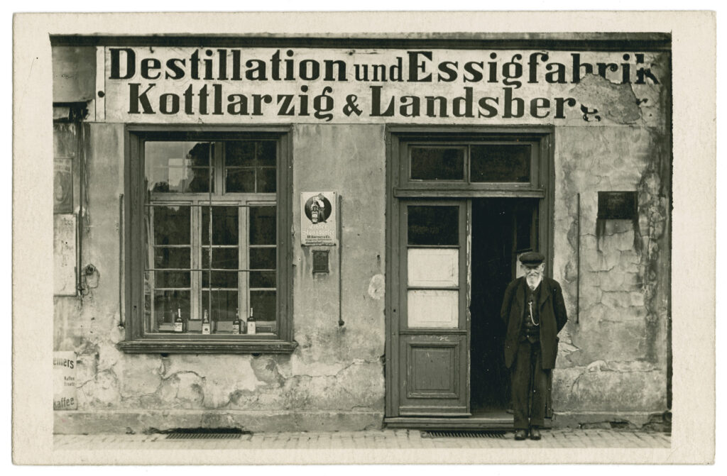 Samuel Kottlarzig vor der Destillation und Essigfabrik in Ohlau, ca. 1920