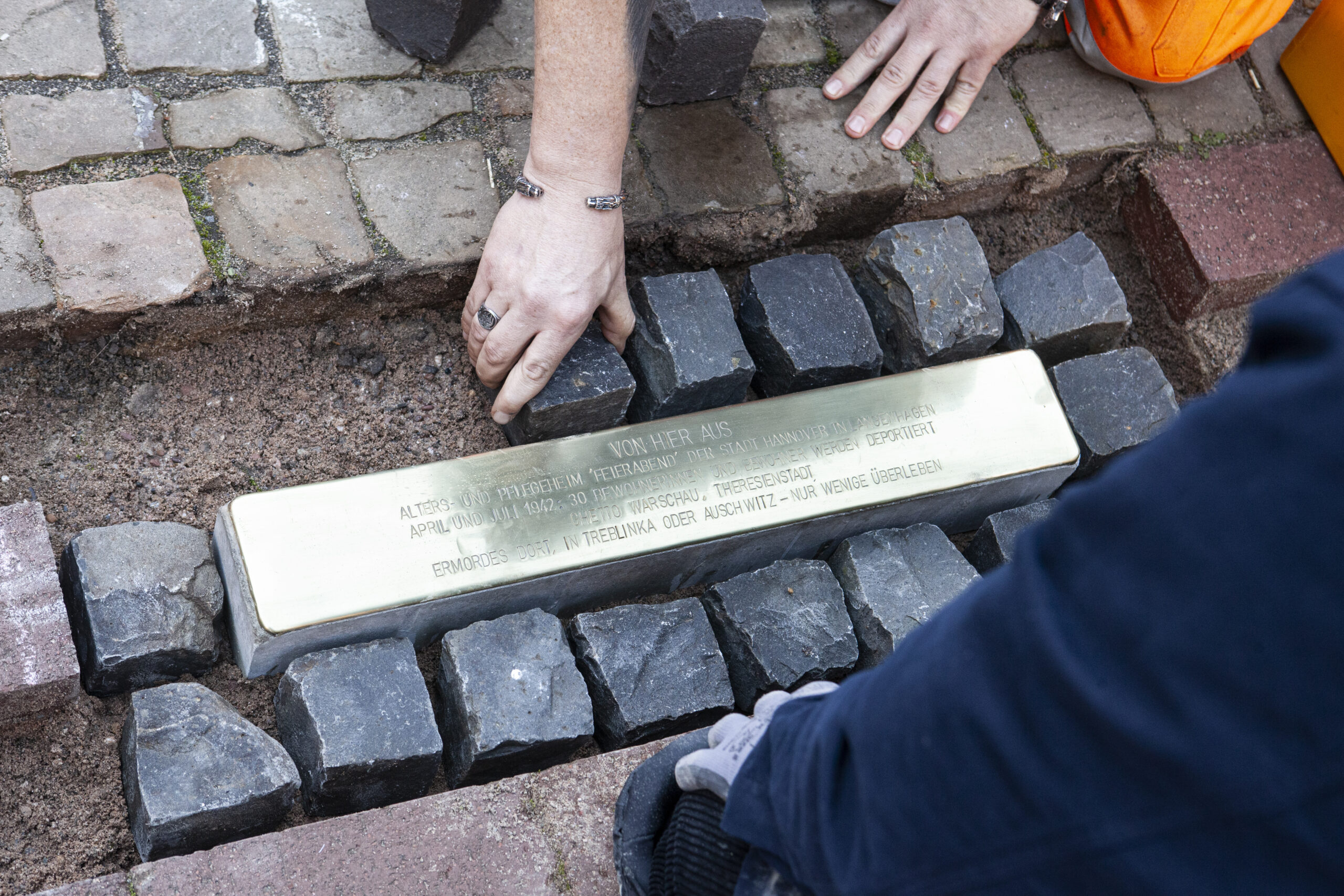 Erinnerung sichtbar gemacht: Stolperschwelle im Eichenpark verlegt