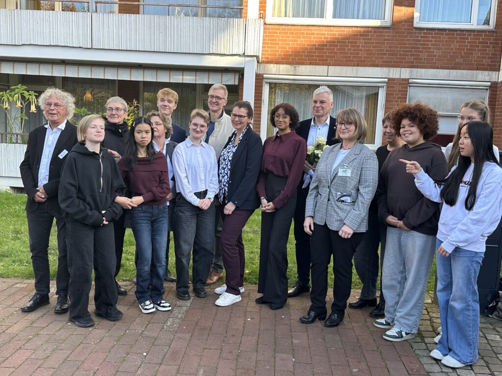 Gruppenaufnahme der Beteieligten der Stolperschwellenverlegung.